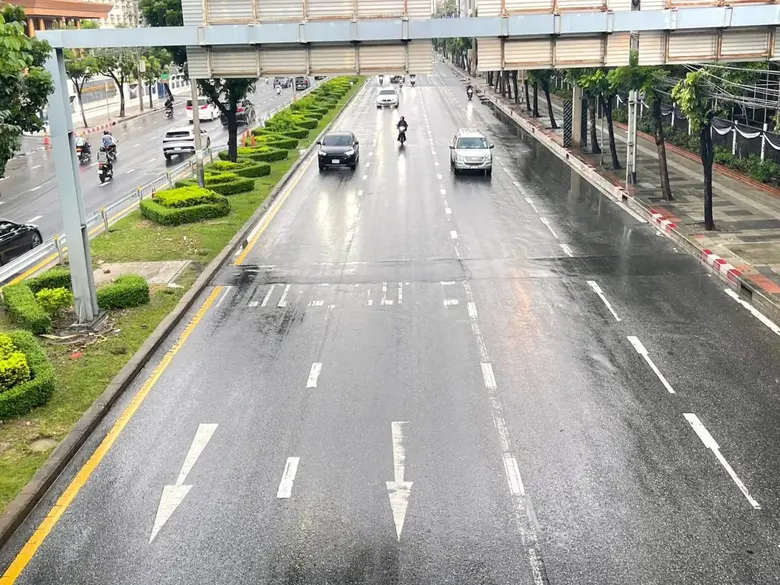 กทม. แจงถนนรัชดาฯ - ซอยสุขุมวิท 24 สัญจรได้ปกติ หลังฝนตกหนัก-เร่งเพิ่มประสิทธิภาพการระบายน้ำในพื้นที่