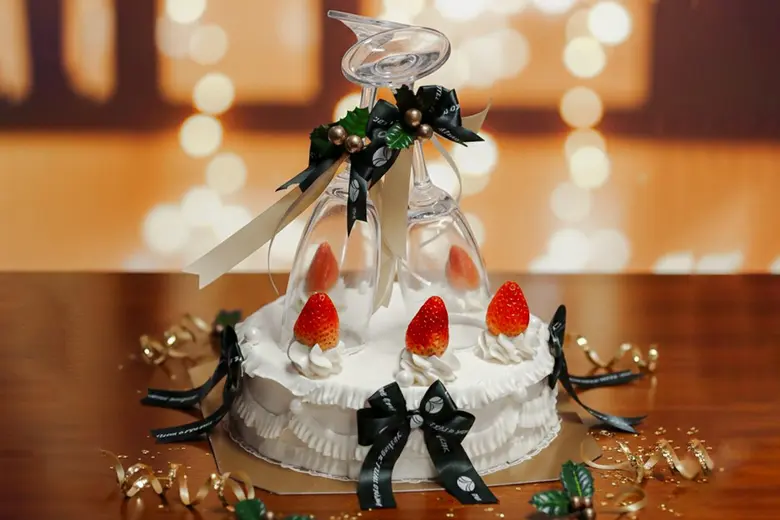"Cherry Champagne Delight Cake" to celebrate the year-end