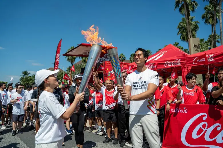 กลุ่มธุรกิจโคคา-โคล่า ในประเทศไทย ร่วมเฉลิมฉลองและวิ่งอัญเชิญไฟพระฤกษ์ ซีเกมส์-อาเซียนพาราเกมส์ 2025 พร้อมสร้างสีสันผ่านการโปรโมต "โค้ก" เปิดความซ่า เชียร์ไทยไปให้สุด!