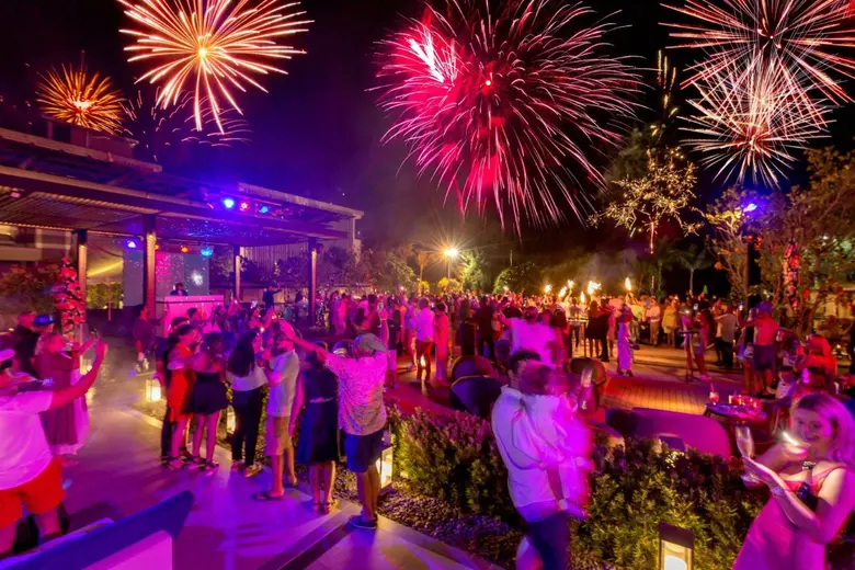 ฉลองเทศกาลแห่งความสุขริมทะเลอย่างมีสไตล์ ณ โรงแรมโฟร์พอยท์ส บาย เชอราตัน ภูเก็ต ป่าตอง บีช รีสอร์ท