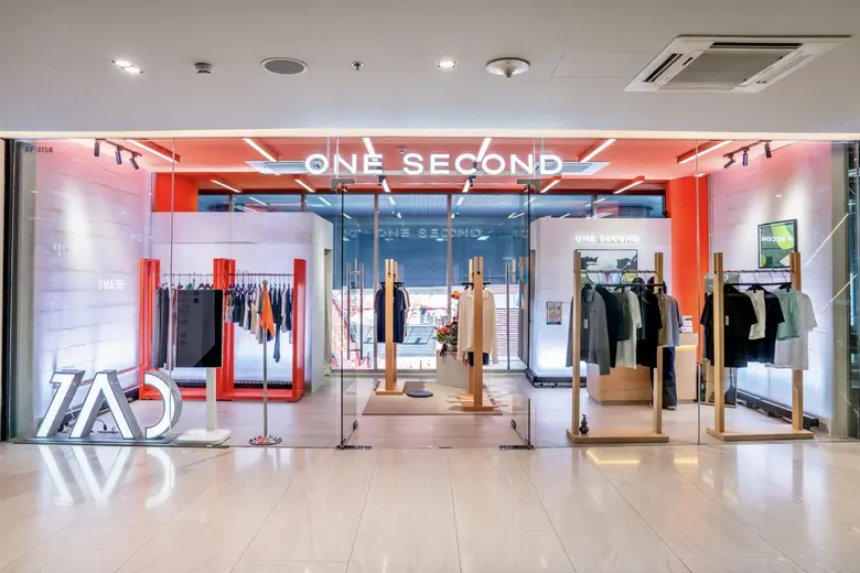 ONE SECOND แบรนด์ชุดกีฬาสัญชาติไทย เปิดตัวแฟล็กชิปสโตร์แห่งแรกที่ธนิยะพลาซ่า ชูแนวคิด "Seamless Possibilities" ผสานนวัตกรรมเสื้อผ้าและไลฟ์สไตล์ "ครบจบในชุดเดียว"