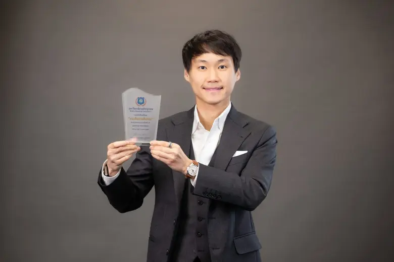 ท๊อป จิรายุส รับโล่คนดีของสังคม ม.นอร์ทกรุงเทพ ชูผู้นำโดดเด่นด้านนวัตกรรม