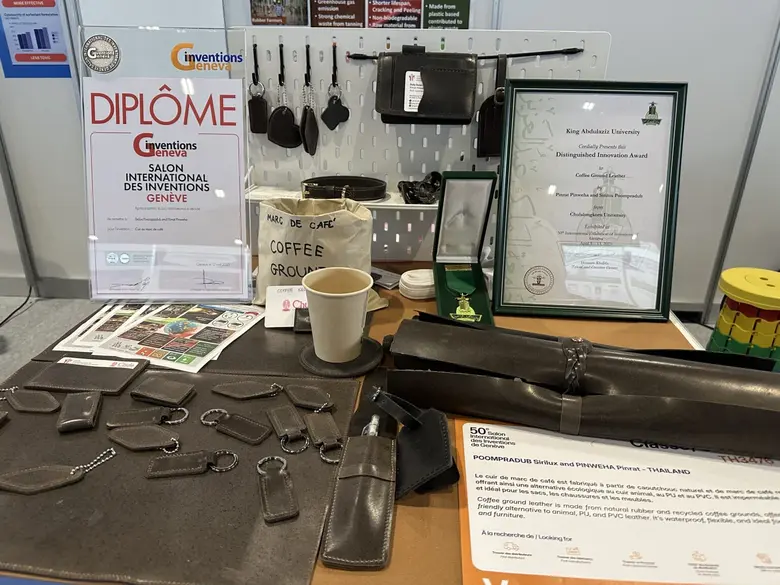 นิสิตปริญญาเอก CU TIP พัฒนา "หนังสังเคราะห์จากกากกาแฟ" คว้าเหรียญเงินนวัตกรรมนานาชาติเจนีวา ลดคาร์บอนฟุตพริ้นท์ เป็นมิตรต่อสิ่งแวดล้อม