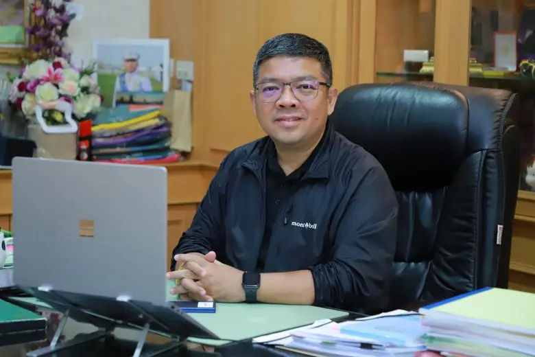 กรมส่งเสริมการเกษตร ขยายผลเกษตรกร ผลิต-ใช้ ถ่านชีวภาพ "ไบโอชาร์" เปลี่ยนเศษวัสดุเหลือทิ้งการเกษตร สู่ตัวช่วยบำรุงดิน ปุ๋ย และน้ำ ลดต้นทุน เพิ่มรายได้ เป็นมิตรต่อโลก