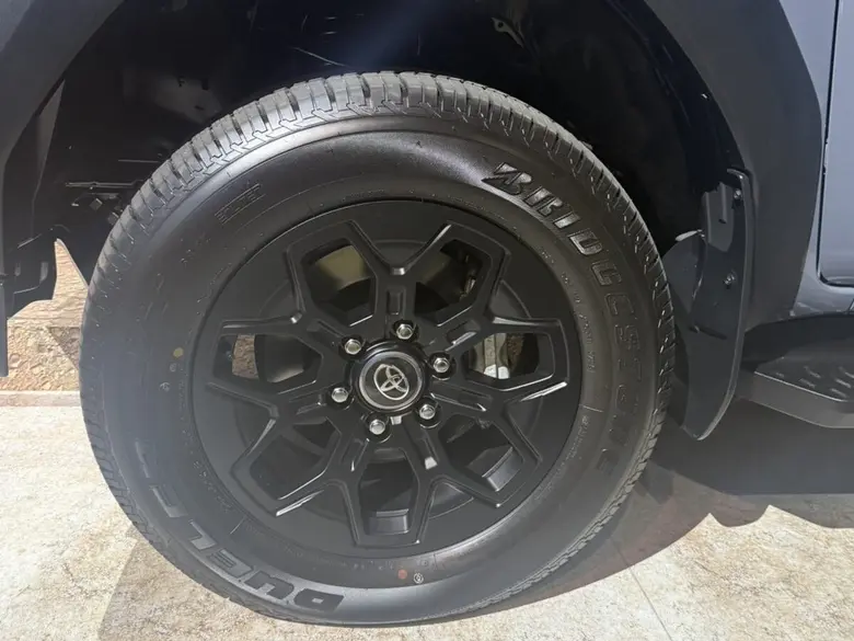 "BRIDGESTONE DUELER A/T 693 III" และ "BRIDGESTONE DUELER H/T 684 II" ได้รับเลือกเป็นยางมาตรฐานติดรถกระบะไฮลักซ์รุ่นใหม่ล่าสุดจากโตโยต้า เปิดตัวครั้งแรกของโลก "TOYOTA HILUX TRAVO" และ "TOYOTA HILUX TRAVO-e"