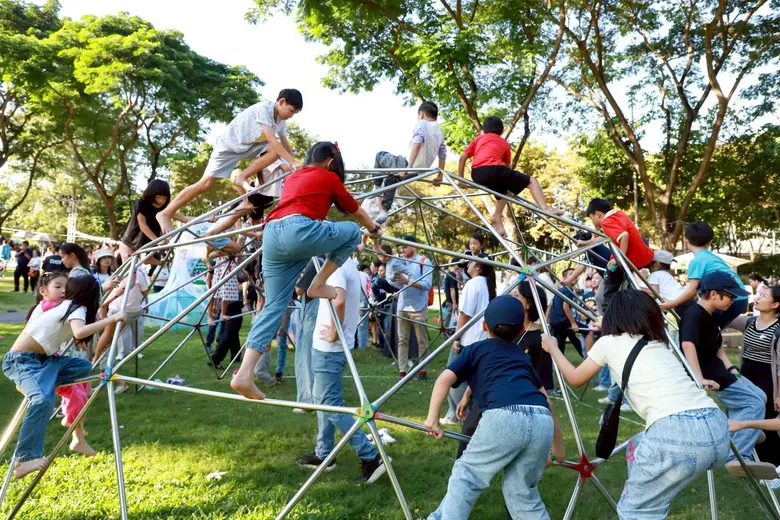 จุฬาฯ เปลี่ยนอุทยาน 100 ปีฯ เป็นลานเล่นอิสระใจกลางเมือง ตลอด 3 วัน มีเด็กออกมาเล่นกว่า 14,000 คน