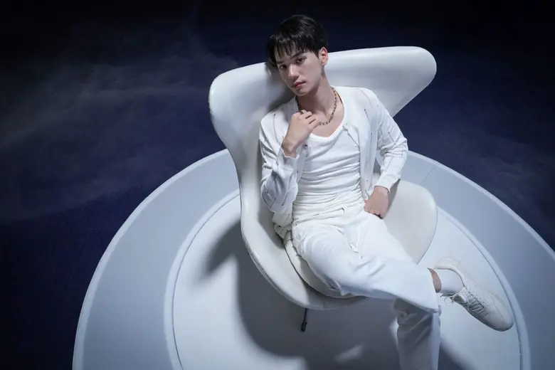 ALEX KIM ซูเปอร์สตาร์ K-Pop ลุคหล่อเท่ดุดันขวัญใจแฟนเพลงทั่วโลก รับบทโดย เก่ง หฤษฎ์ ใน "ดีว่า..ราวี" มาพร้อมเพลงแดนซ์ "BEAST" สุดกร้าวใจที่ใคร ๆ ก็ยอมสยบ