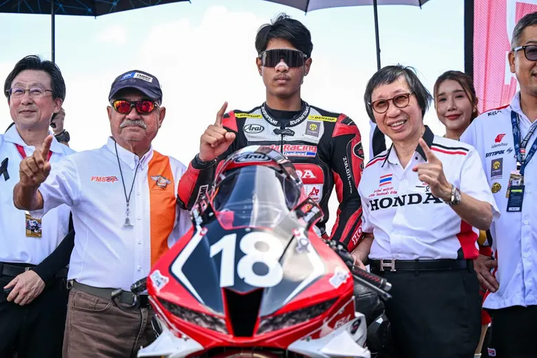 ธงชาติไทยโบกสะบัด "มิกซ์-ธนัช" คว้าวินเนอร์โพเดียม ARRC กระหึ่มโฮมเรซ!