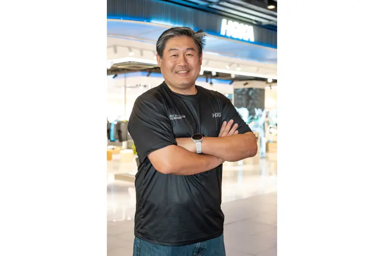 HOKA รุก 2 แลนด์มาร์กกลางกรุง สยามเซ็นเตอร์และเซ็นทรัลลาดพร้าว ต่อยอดแคมเปญ "Fly Human Fly, Together We Fly Higher" ขยายพื้นที่ Active Lifestyle ให้กระจายไปทั้งเมือง