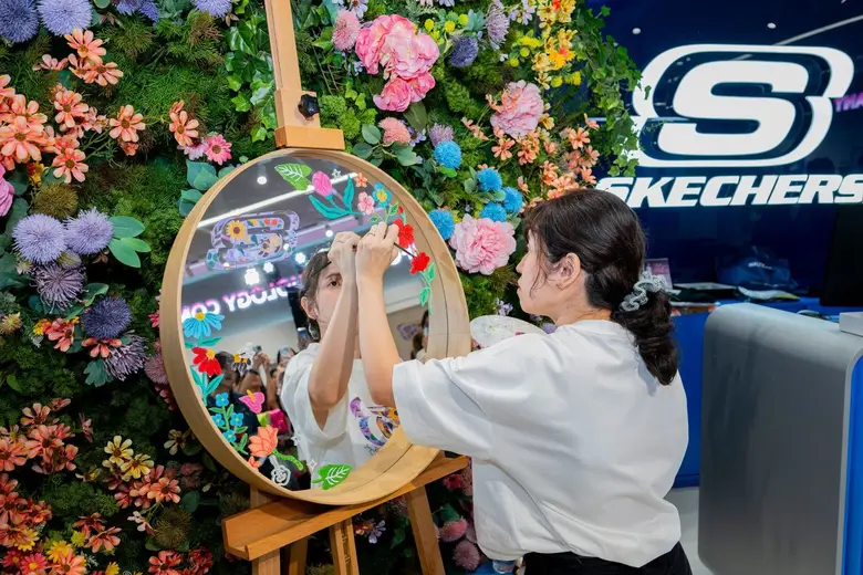 SKECHERS เปิดตัวคอลเลกชันสุดพิเศษ "SkechVibe" ครั้งแรกในประเทศไทย ดึงศิลปินไทยชื่อดัง "Ploypisut" ร่วมถ่ายทอดดีไซน์ลายเส้นอันเป็นเอกลักษณ์