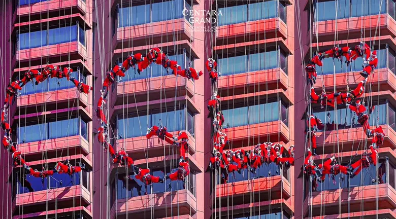 เซ็นทารา แกรนด์ ลาดพร้าว เล่นใหญ่! เมื่อซานต้าปรากฏบนยอดตึก ช่วงเวลามหัศจรรย์ที่ทั้งโรงแรมต้องตะลึง