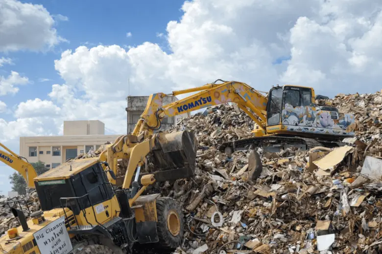 กลุ่มสยามกลการ ผนึกกำลังครั้งใหญ่ เข้าสู่สัปดาห์ที่ 3 ระดมเครื่องจักรยักษ์ 'โคมัตสุ' เคลียร์ขยะทะลุ 1 แสนตัน พร้อมไดกิ้นมอบเงิน 2.3 แสน และบริษัทในกลุ่มร่วมเยียวยาพี่น้องในพื้นที่อุทกภัยภาคใต้ต่อเนื่อง