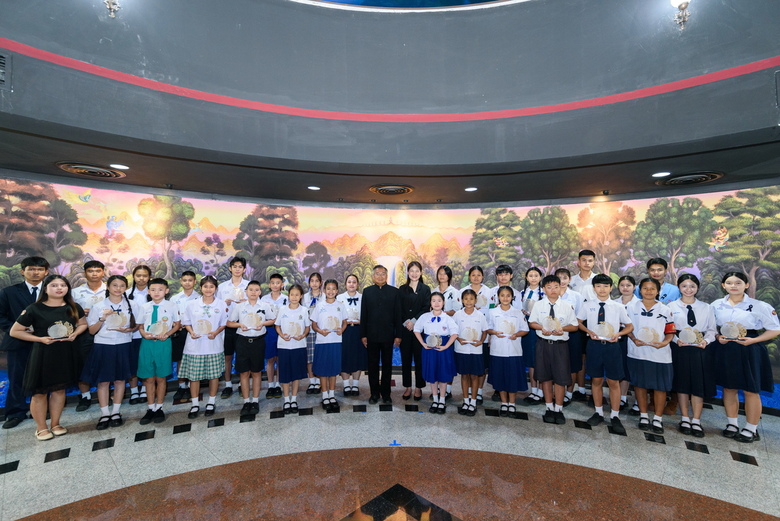 ทีเอ็มบีธนชาต จัดพิธีมอบโล่รางวัลโครงการ "เยาวชนต้นแบบคนกตัญญู" ประจำปีการศึกษา 2568