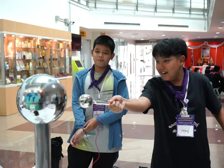 ซินโครตรอนโชว์แสงสีการทดลองตระการตา จุดประกาย "นักเรียนจิตรลดา" ใส่ใจวิทยาศาสตร์"