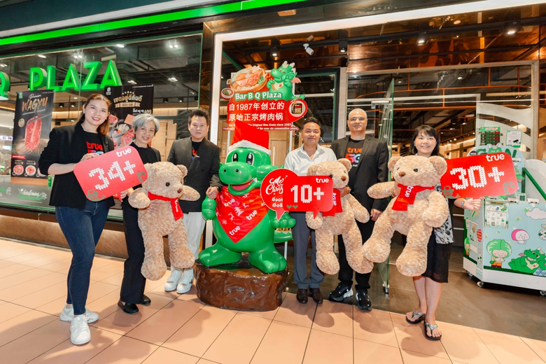 เปลี่ยนมื้ออาหารให้เป็นรอยยิ้ม! ทรู คอร์ปอเรชั่น ส่งความสุขคริสต์มาสอีฟ! นำทีมผู้บริหารบุกเซอร์ไพรส์ลูกค้า