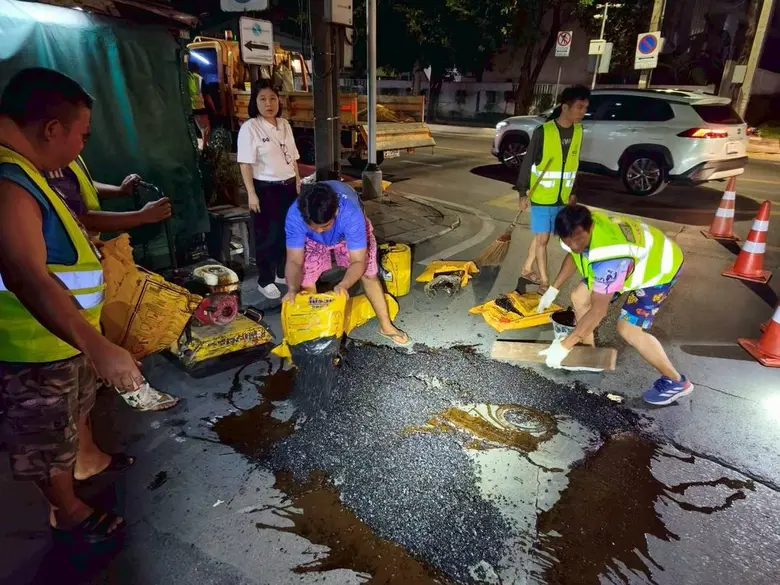 เขตดินแดงเร่งซ่อมแซมผิวจราจรปากซอยประชาสงเคราะห์ 2 เพิ่มความปลอดภัยการสัญจรของประชาชน