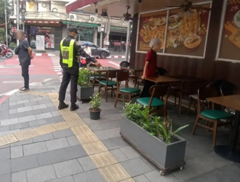 เขตบางรักเดินหน้าจัดระเบียบร้านค้าบริเวณ ถ.สีลม ห้ามตั้งวางสิ่งของกีดขวางทางเท้า เพิ่มความสะดวกปลอดภัยให้ผู้สัญจร
