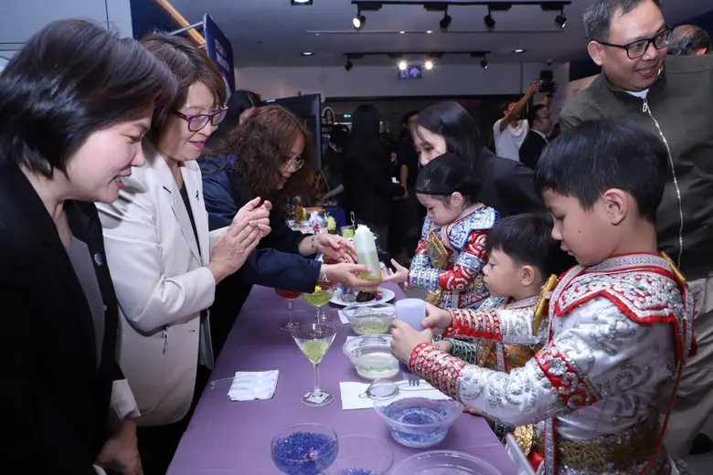 วว. จัดกิจกรรมสถานีสีเขียว : DIY "HAPPY life HAPPY Fresh" เครื่องดื่มสุขภาพจากดอกไม้ไทย ในงาน "อว.  For  Kids" รับวันเด็กแห่งชาติ ประจำปี 2569