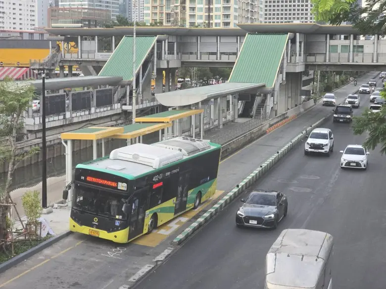 สจส. แจงเหตุรถจักรยานยนต์ชนกองดินในช่องเดินรถ BRT ติดตั้งแนวกั้น-สัญญาณไฟเตือนเพิ่มเติม