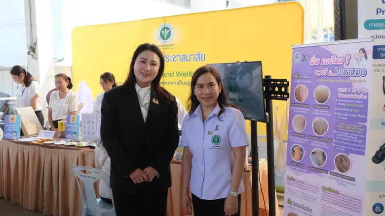 ซาบซึ้งพระมหากรุณาธิคุณ ทองก้อนใหญ่ส่งมอบเทคโนโลยีการแพทย์ ขับเคลื่อนรถพระราชทานสู่ชุมชน