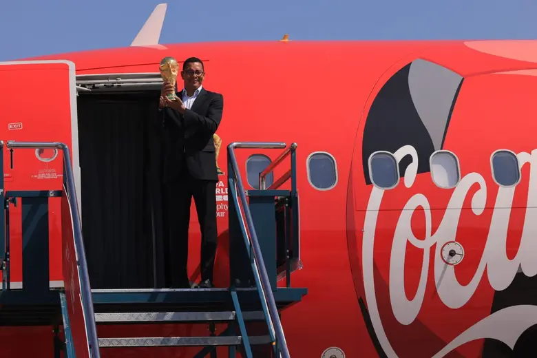 แลนด์ดิ้ง! "โคคา-โคล่า" ต้อนรับถ้วยฟุตบอลโลก FIFA World Cup(TM) Trophy เดินทางถึงประเทศไทย ชวนแฟนบอลยลโฉมกับตา 24 มกราคมนี้ วันเดียวเท่านั้น