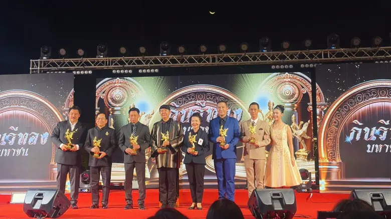 วศิน วรรณพฤกษ์ คว้ารางวัล "กินรีทอง" มหาชน ครั้งที่ ๑๑ สาขาบุคคลต้นแบบตัวอย่างสังคม