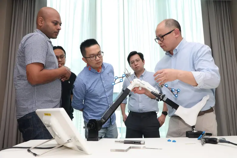 พลิกเกมรักษาโรคข้อเข่าเสื่อม รพ.พระรามเก้า เปิด "PR9 Robotic Knee Arthroplasty Training Center" หุ่นยนต์ผ่าตัดข้อเข่า เพิ่มความแม่นยำ เจ็บน้อย ฟื้นตัวเร็ว ทางเลือกใหม่ของผู้ป่วยไทย