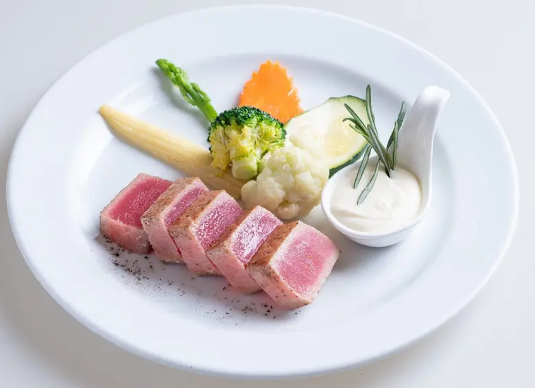 พร้อมเสิร์ฟเซตเมนูอาหารรสเลิศสไตล์ยุโรป สำหรับมื้อสังสรรค์ธุรกิจ หรือ ดินเนอร์กับคนพิเศษ ณ ห้องอาหารเลอ มาแรงน์ โรงแรมเคปราชา ศรีราชา