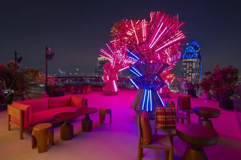 ม็อกซี่ แบงคอก ราชประสงค์ เติมจังหวะเมืองด้วยแพ็กเกจจัดงานอีเวนต์ที่ สาโท ซัง รูฟท็อป บาร์ เปลี่ยนทุกโอกาสให้กลายเป็นช่วงเวลาพิเศษบนรูฟท็อป