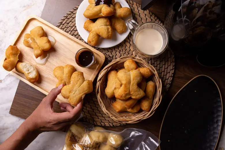 ปาท่องโก๋ราวินทรา กรอบนอกนุ่มใน พร้อมส่งถึงหน้าบ้าน