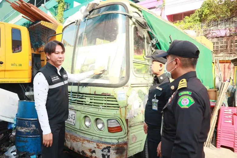 เขตปทุมวันกวดขันห้ามทิ้ง วาง กองซากยานยนต์บนถนน หรือสถานที่สาธารณะ ฝ่าฝืนดำเนินคดีตามกฎหมาย