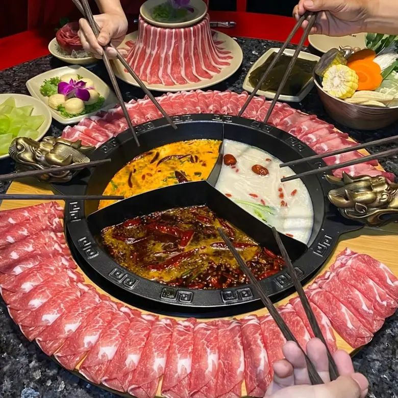 เอ็ม บี เค เซ็นเตอร์ คึกคักรับตรุษจีน นักท่องเที่ยว-คนไทยหลั่งไหลชอปดีลสุดปัง เสริมเฮง ชอป กิน เที่ยว ครบจบที่เดียว ร้านค้าแบรนด์ดังลอนส์สินค้าใหม่ ร้านอาหารรังสรรค์เมนูมงคล