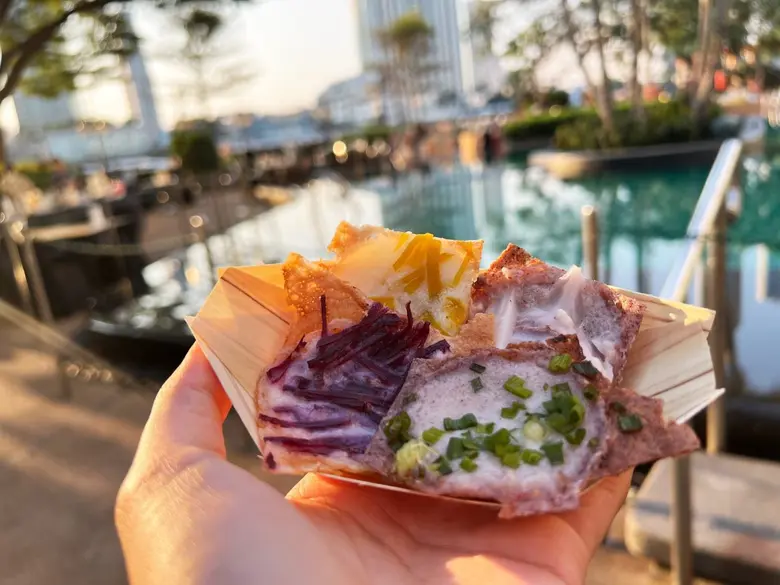 เพลิดเพลินไปกับหลากหลายซุ้มอาหารรสเด็ดจากร้านดัง กับ "ร้านดัง รสเด็ด บุฟเฟ่ต์ สตรีทฟู้ด รสเลิศใต้แสงดาว @พูลไซด์" ครั้งที่ 28