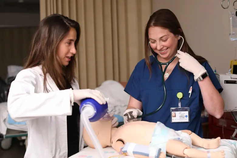 มหาวิทยาลัยเซนต์จอร์จชี้ความสำคัญของการฝึกปฏิบัติทางคลินิกในสหราชอาณาจักร เสริมศักยภาพแพทย์ไทยสู่ความเป็นแพทย์ระดับสากล