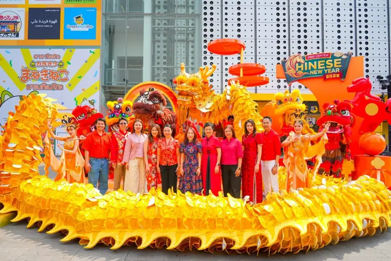 ผู้บริหารเอ็ม บี เค เซ็นเตอร์ แจกส้มมงคลร้านค้า เนื่องในเทศกาลตรุษจีนปีมะเมีย พร้อมขบวนสิงโตสุดอลังการเสริมความเฮง สร้างสีสันทั่วศูนย์การค้าฯ