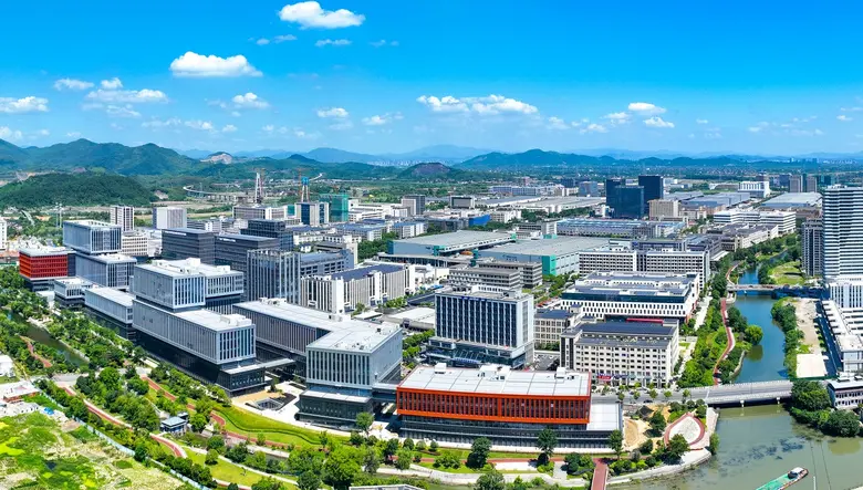 นครหางโจวเคาะชื่อ "ถนนฉีหาง" ยกระดับโครงข่ายคมนาคมในเขตเศรษฐกิจหยูฮัง ขับเคลื่อนอุตสาหกรรมแห่งอนาคต