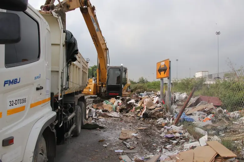 เขตคลองสามวาประสานความร่วมมือ กทพ. กวดขันการลักลอบทิ้งขยะบริเวณถนนคู่ขนานถนนกาญจนาภิเษก