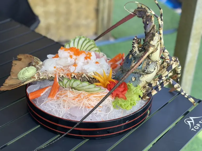 กรมทรัพย์สินทางปัญญา บุกแพ ล็อบสเตอร์เมืองไทย ตรวจเยี่ยมการผลิต "กุ้งมังกร 7 สีภูเก็ต" GI น้องใหม่ของจังหวัด เล็งต่อยอดการตลาดเชิงรุก ดันเป็นวัตถุดิบไฟน์ไดนิ่ง ปักหมุดแลนด์มาร์กท่องเที่ยวเชิงอาหาร