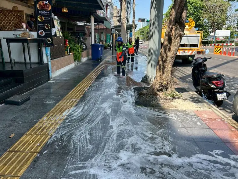 เขตบางซื่อทำความสะอาดพื้นที่ทางเท้าจุดทิ้งขยะประชาชื่น เพื่อความสะอาดและความเป็นระเบียบเรียบร้อยในพื้นที่