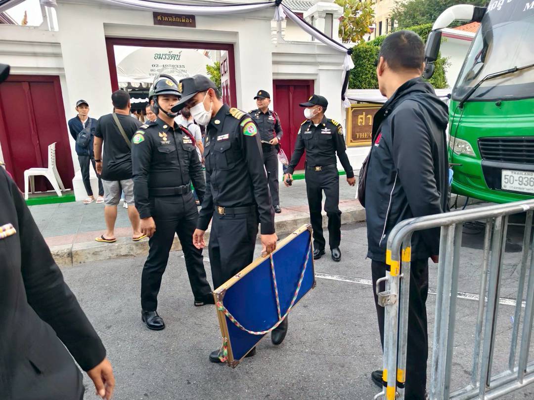 เขตพระนครแจงแนวทางอนุรักษ์ "ซากรางรถรางโบราณ" ข้างศาลหลักเมือง-กวดขันความเป็นระเบียบเรียบร้อยในพื้นที่