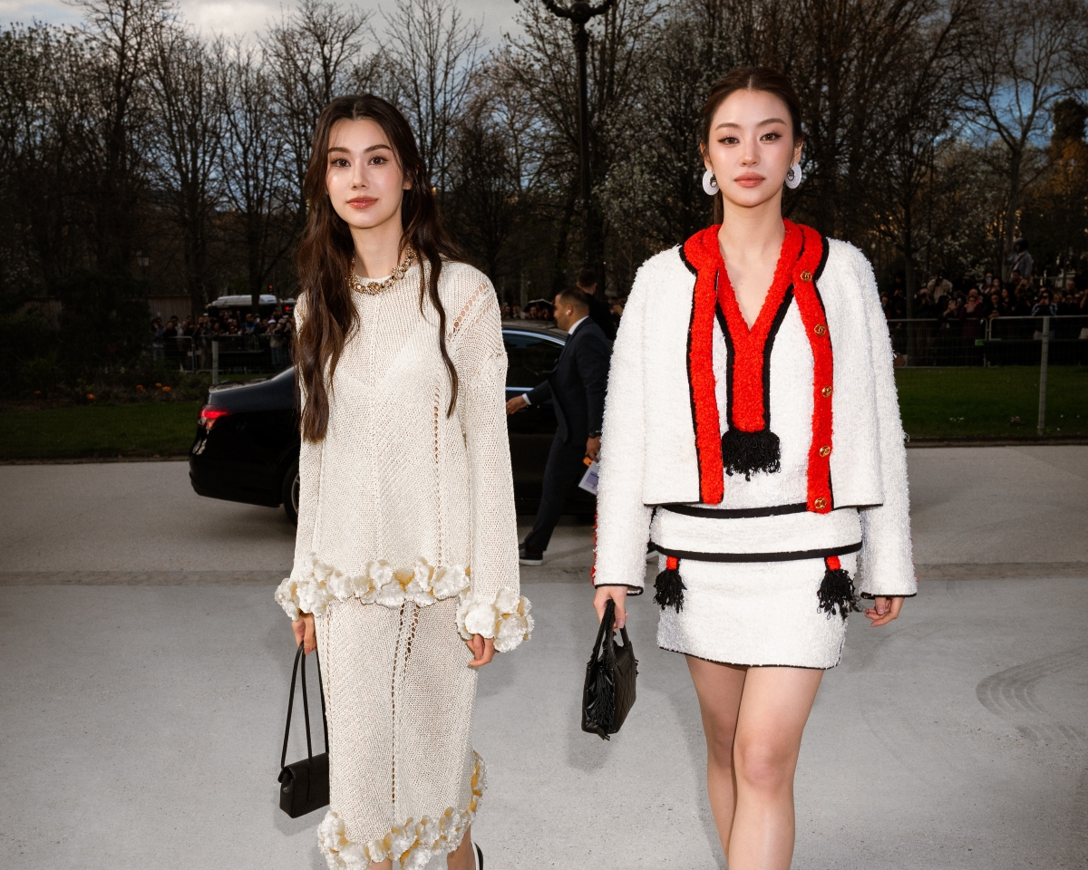 ไวรัลวงการแฟชั่นระดับโลก "ลีน่า-หมิว" โกอินเตอร์ครั้งแรก เป็นแขกคนพิเศษ CHANEL ร่วมชมงาน Paris Fashion Week 202