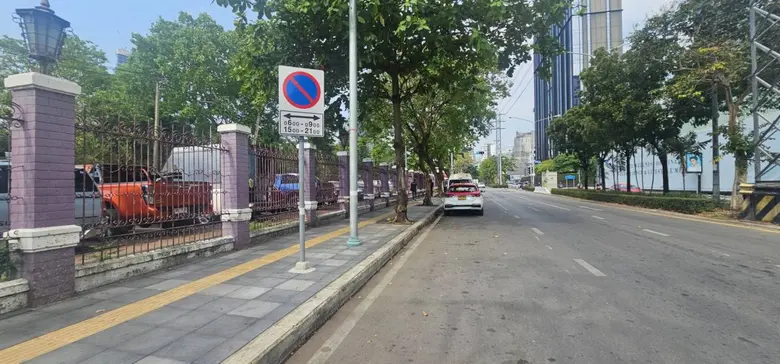 เขตปทุมวันตรวจสอบการจอดรถริมถนนสารสิน-ราชดำริ ประสาน สน.ลุมพินี บังคับใช้กฎหมายจราจร จัดเจ้าหน้าที่ดูแลความสะอาดพื้นที่ต่อเนื่อง