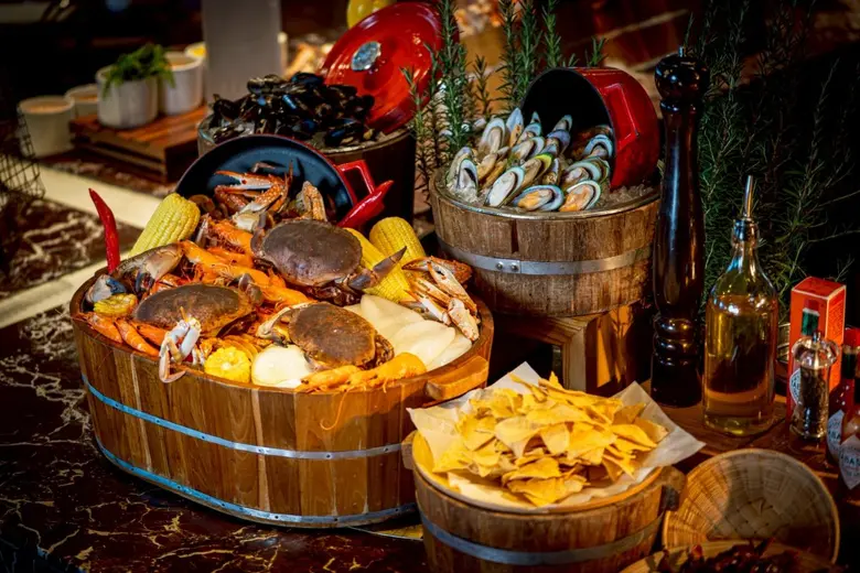 สัมผัสความหลากหลายของสารพัดเมนูปูระดับพรีเมียม ในบุฟเฟ่ต์มื้อค่ำเมนูใหม่ ที่โรงแรมเรเนซองส์ กรุงเทพฯ ราชประสงค์