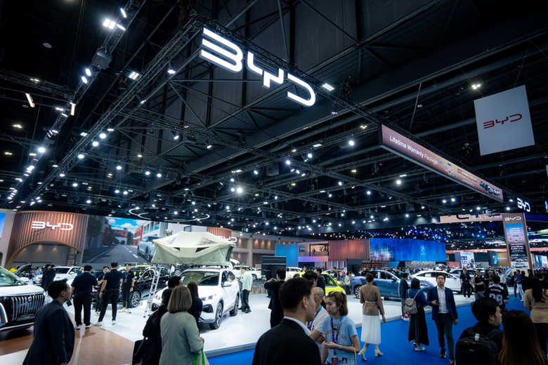 บีวายดี ประเทศไทย จับมือ เรเว่ ออโตโมทีฟ สร้างประวัติศาสตร์ครั้งใหม่ของวงการยานยนต์ ครั้งแรกของโลก! กับการเปิดตัวรถยนต์ใหม่ถึง 4 รุ่นพร้อมกัน ภายใต้แบรนด์BYD