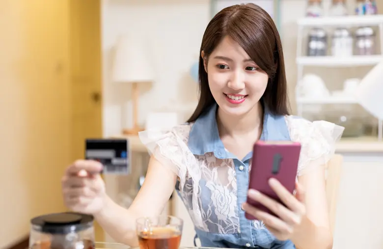 บัตรเครดิต กับ บัตรเดบิต ต่างกันอย่างไร เลือกแบบไหนตอบโจทย์