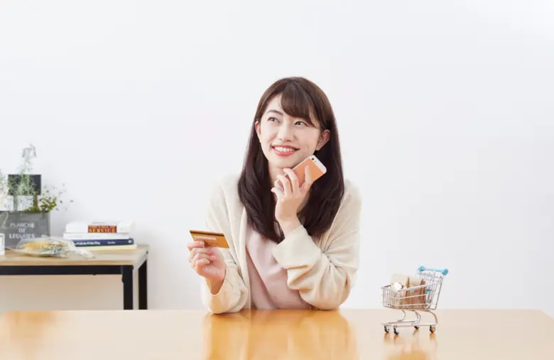 บัตรเครดิต กับ บัตรเดบิต ต่างกันอย่างไร เลือกแบบไหนตอบโจทย์