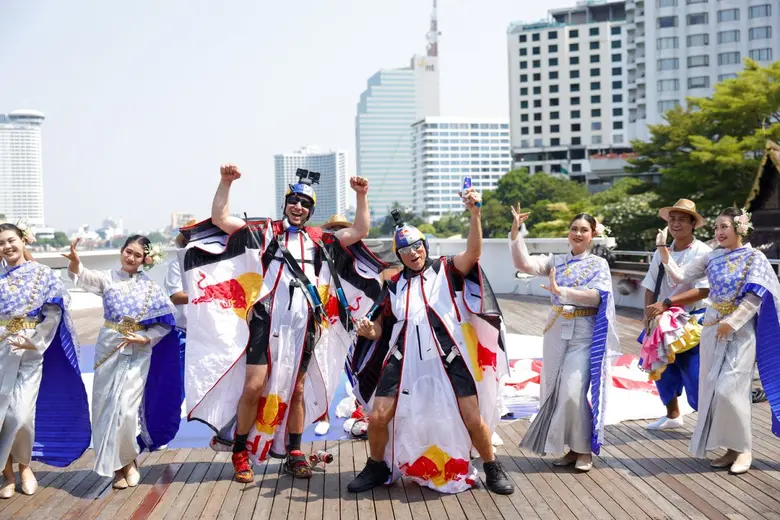 การบินวิงสูทครั้งแรกในประวัติศาสตร์น่านฟ้ากรุงเทพฯ ไมล์ส ไดเชอร์ ตำนานสังกัดทีม Red Bull Air Force ร่อนกลางอากาศด้วยความเร็ว 260 กิโลเมตรต่อชั่วโมง