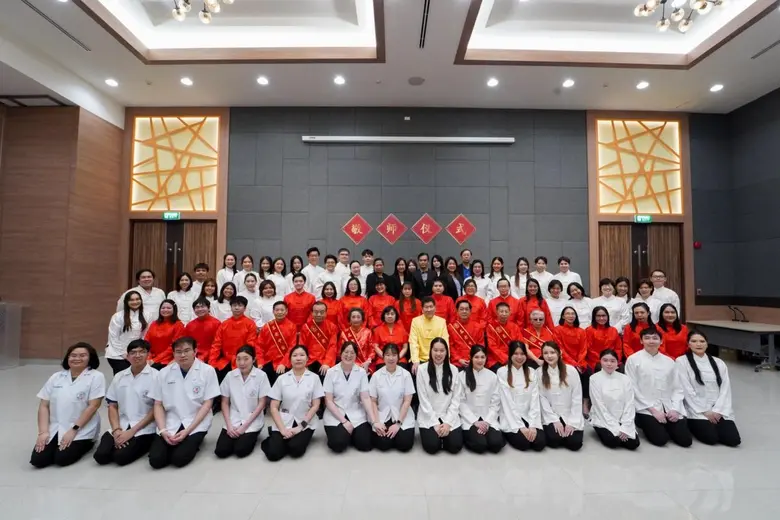 "ต้าอีจิงเฉิง" จิตวิญญาณแห่งแพทย์แผนจีน คลินิกการแพทย์แผนจีนหัวเฉียว จัดพิธีไหว้ครู สืบทอดคุณธรรมและศาสตร์การรักษาจากรุ่นสู่รุ่น