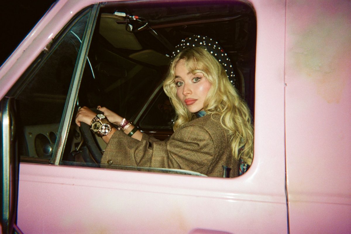 Sabrina Carpenter ปล่อยเอ็มวี "House Tour" ชวนแก๊งเพื่อนสาวสวยแสนซนถล่มคฤหาสน์หรู อุ่นเครื่องก่อนจัดเต็มกับโชว์สุดพิเศษใน Coachella สุดสัปดาห์นี้