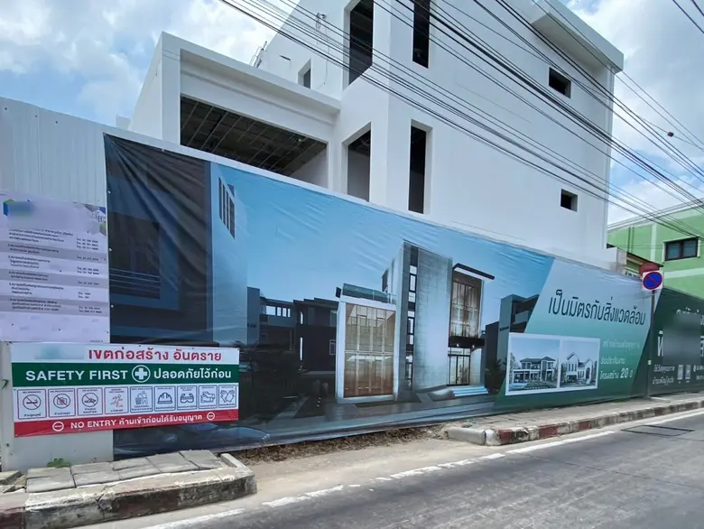 เขตพระโขนงแก้ไขปัญหาข้อร้องเรียนความเดือดร้อนจากโครงการก่อสร้าง-ทางเท้าชำรุดในซอยสุขุมวิท 64